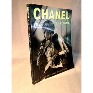 Chanel Couturiere At Work By De Amy La Haye & Tobin Shelley Soft Cover 1st Print